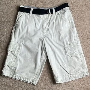 Canyon River Blues White Cargo Shorts with Belt